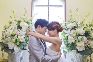 ウエディングドレスでチャペル、カラードレスでスタジオ撮影を