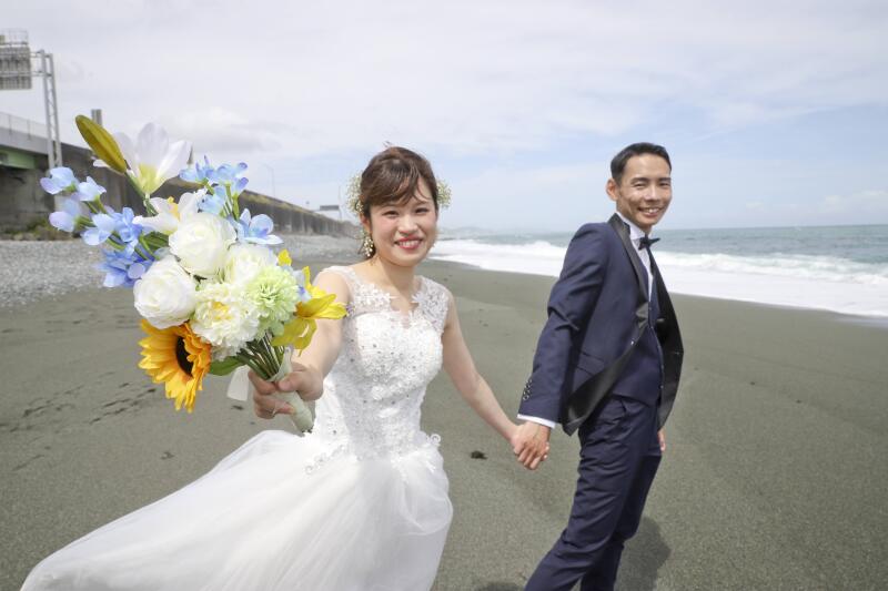 ブーケをカメラにグイっと近づけて