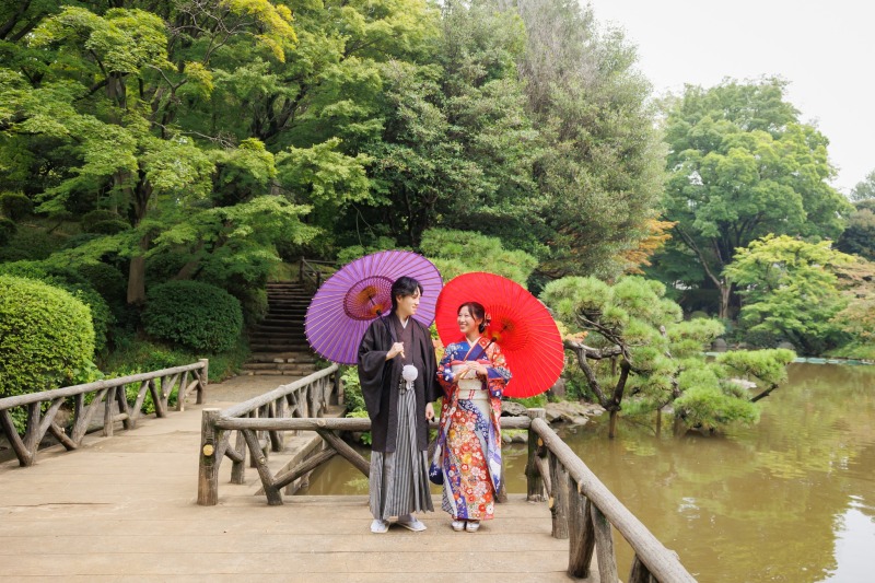 池のほとりを彩る紫と朱