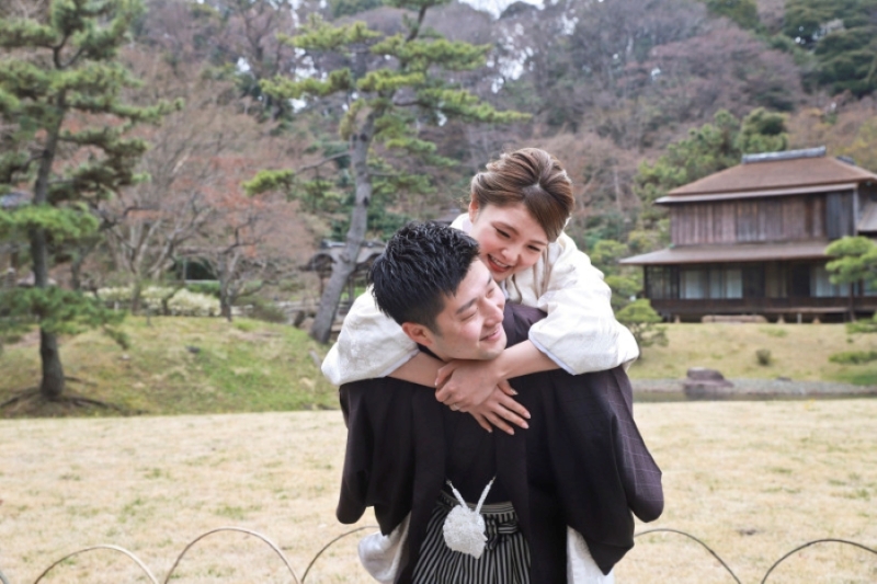 おんぶで魅せる無邪気な笑顔