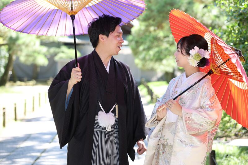 和傘の下で語り合う