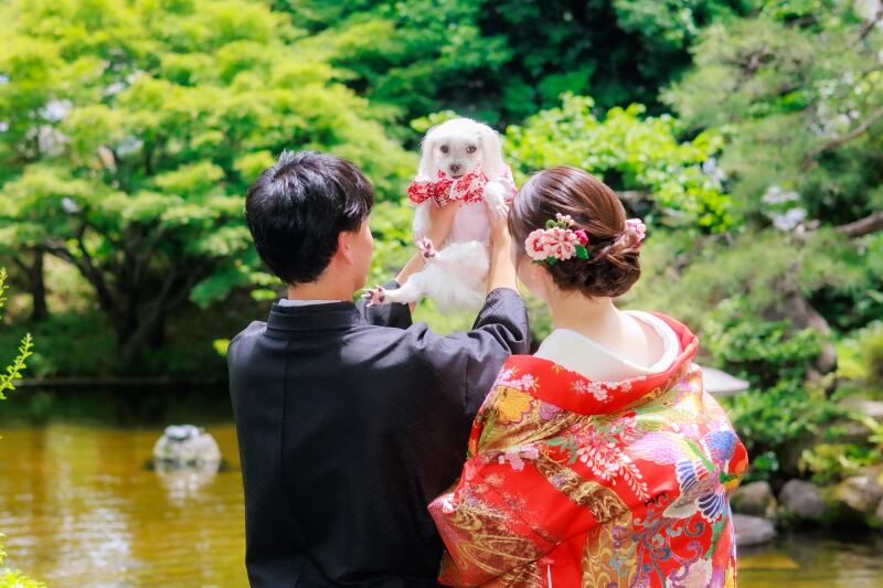 愛犬を高く抱き上げて