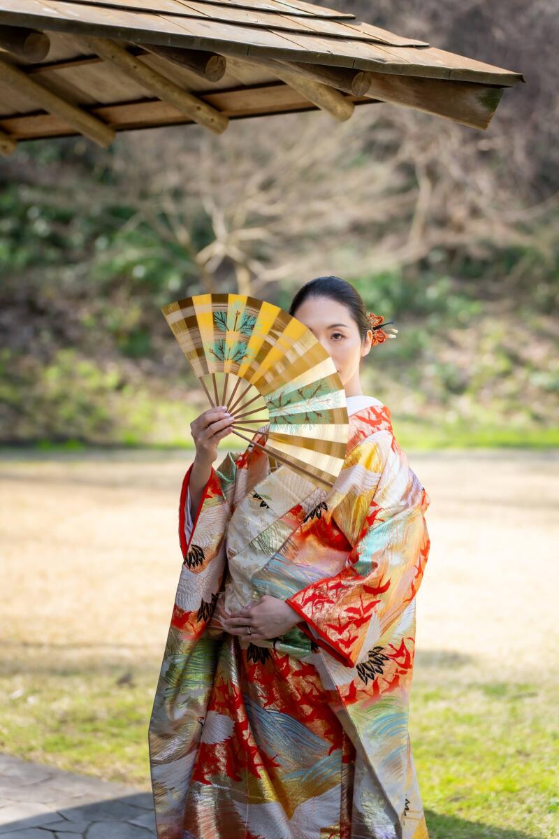 扇子を使った和の趣溢れる一枚