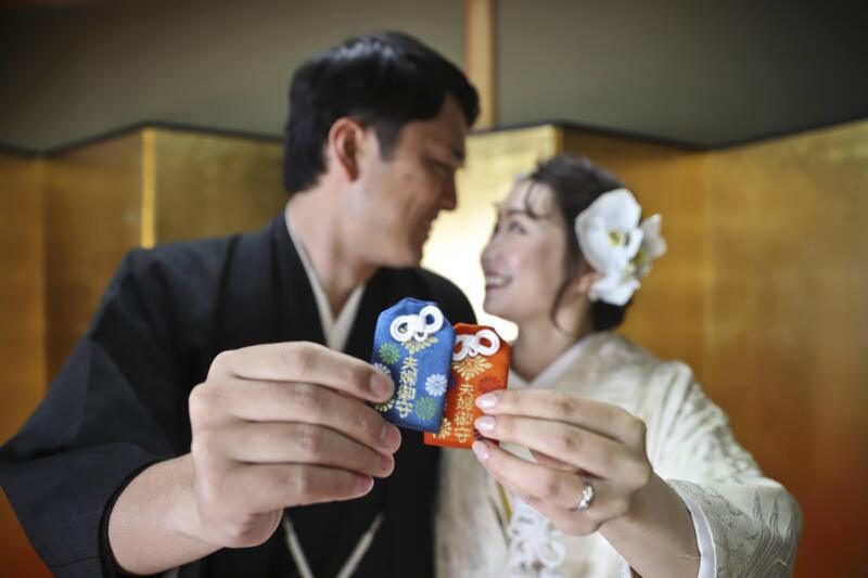 夫婦お守りを手に