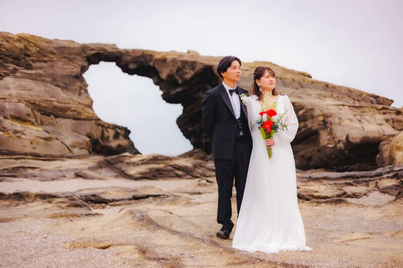 城ヶ島のダイナミックな岩場をバックに