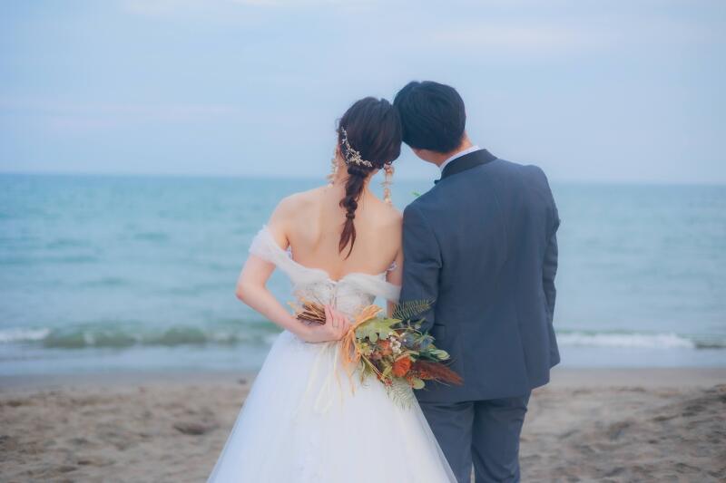 頭を寄せ合い海をじっと眺める二人
