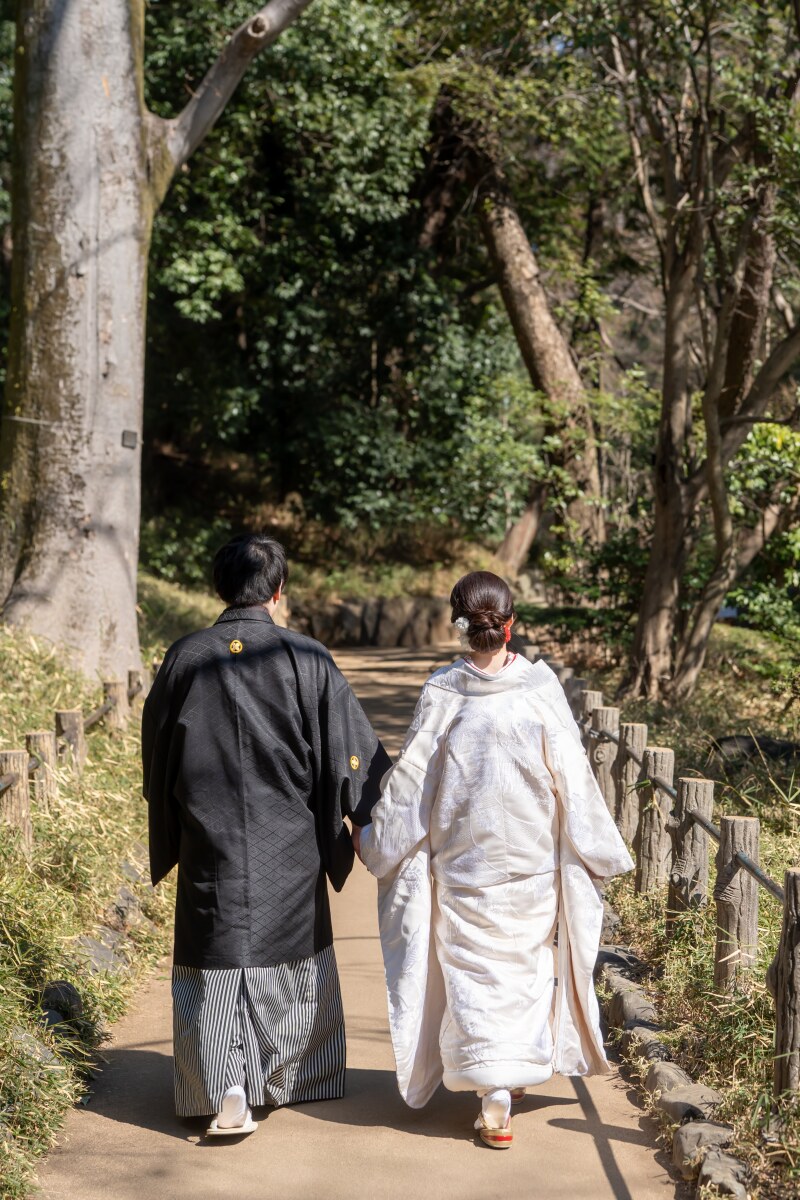 木漏れ日の中、歩むお二人