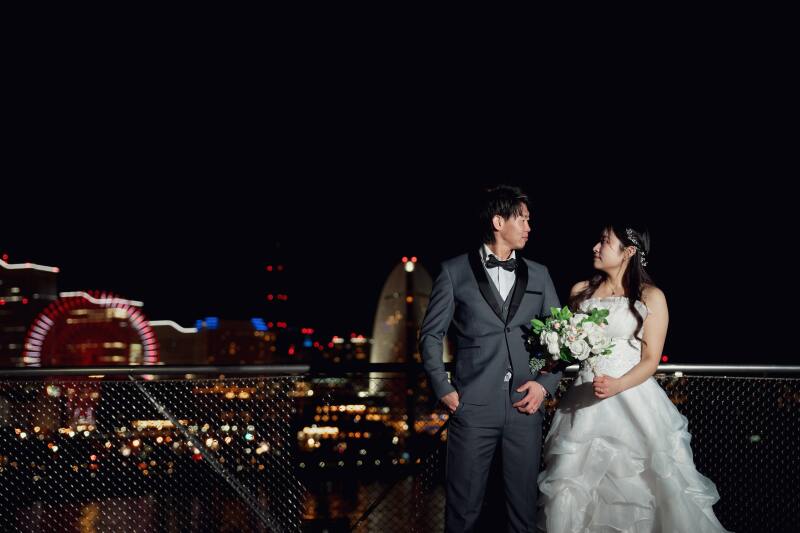 手を添えて寄り添い合う