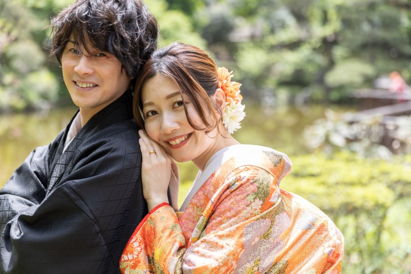 ご新郎様の背中にくっつくご新婦様