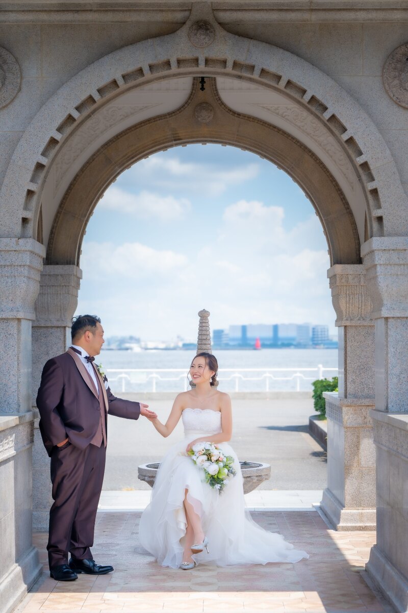 ご新郎様がご新婦様の手を引いてエスコート