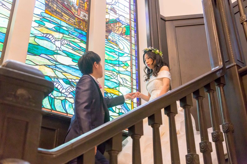 ステンドグラスをバックに