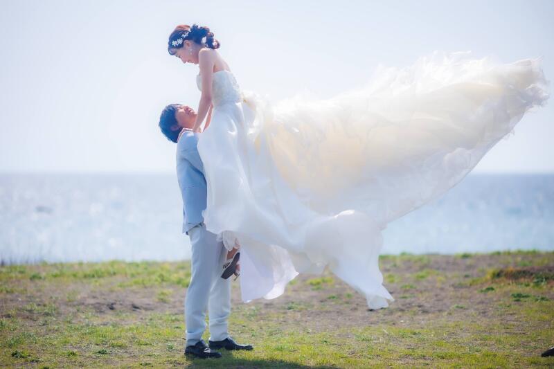 ご新郎様がご新婦様を軽々抱え上げてるワンシーン