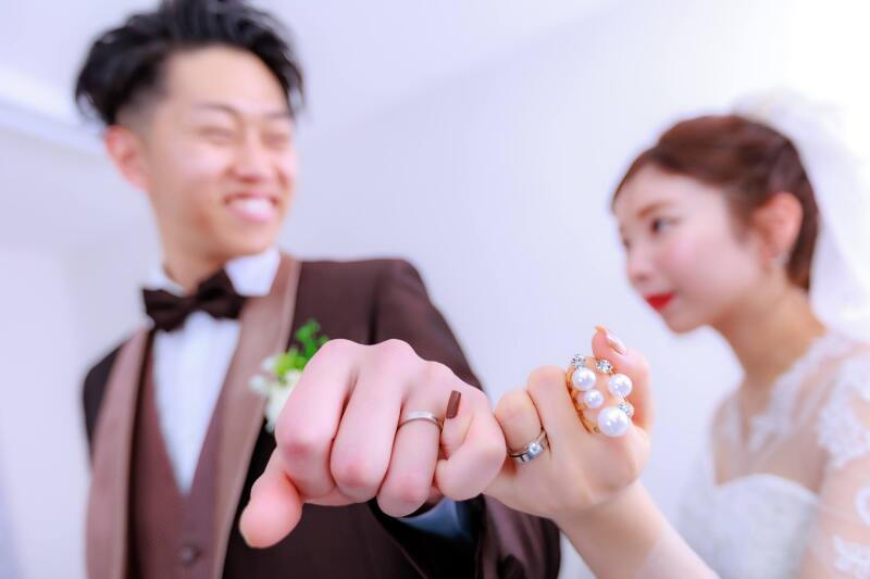 指輪にピントをあわせた指切りカット