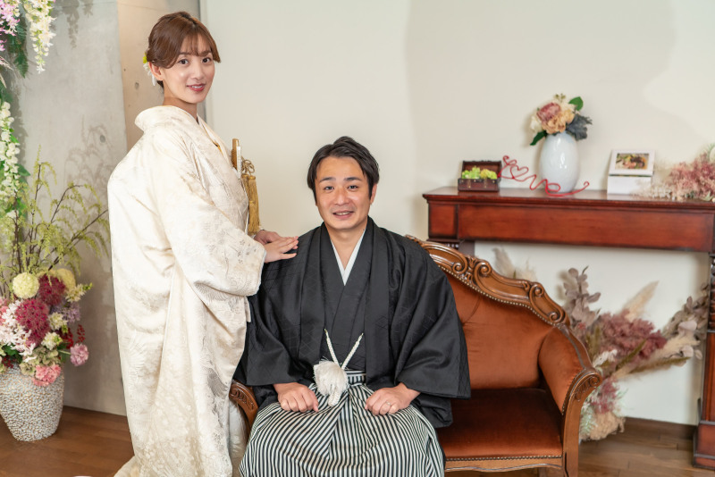 椅子に座って