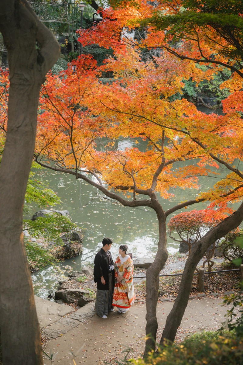 紅葉のフレームに映る庭園