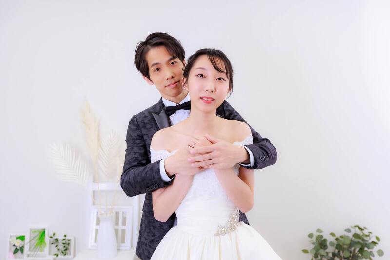 後ろから優しくバックハグをして