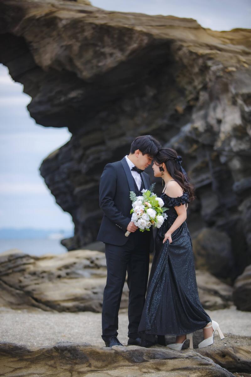 黒 ドレス で 魅せる ドラマティック な 二人