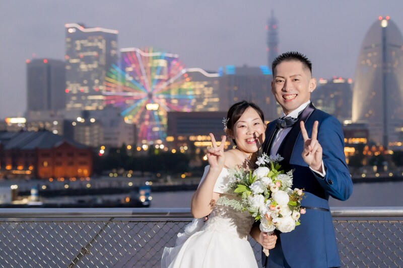 夜景をバックにピースで撮影スタート
