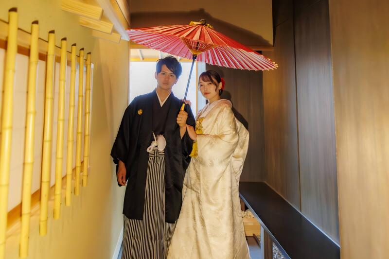 粋な番傘と和の小道