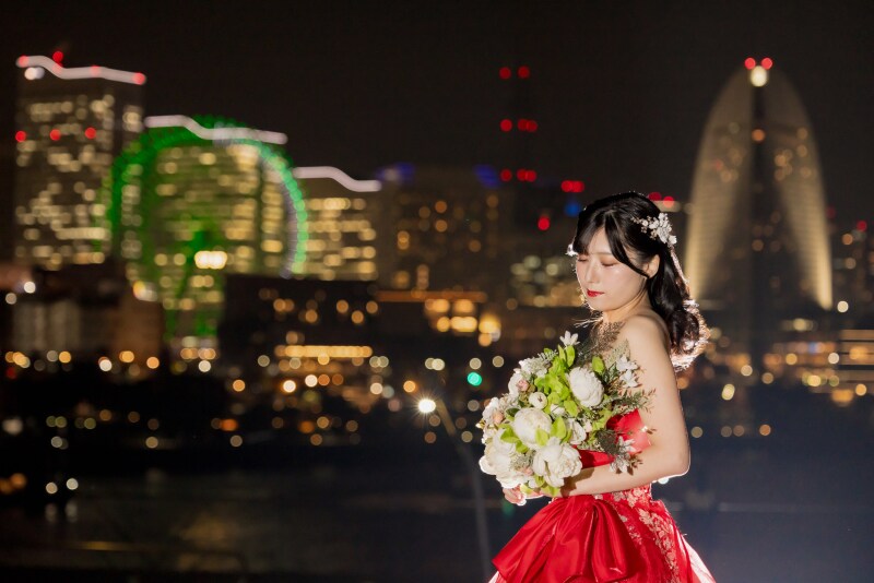 都会の光を背景に輝く美しさ