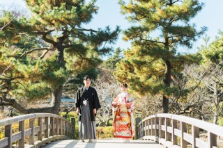 紅葉の名残のある冬の日本庭園三渓園にて和装前撮りロケーション撮影