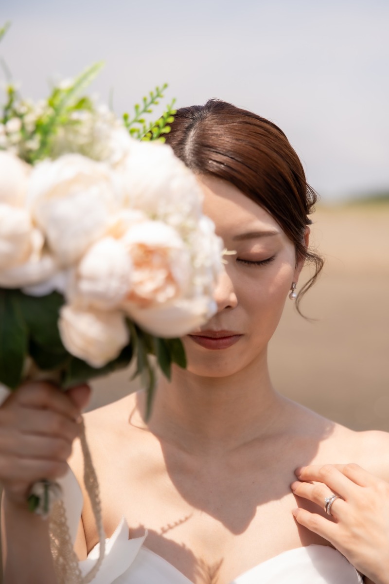 ブーケに寄り添う新婦の静かな表情