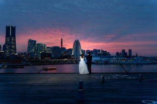 【横浜・大さん橋】みなとみらいの夕景に包まれる白ドレスの海辺前撮り