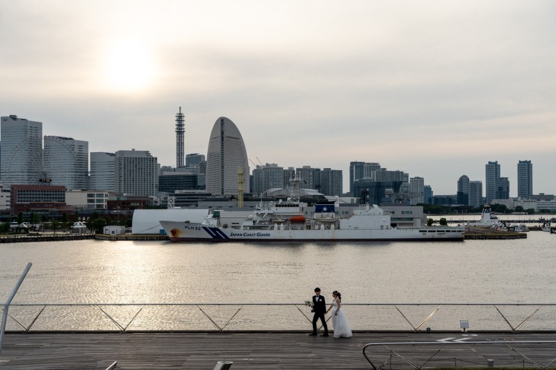 夕景の港で手をつないで