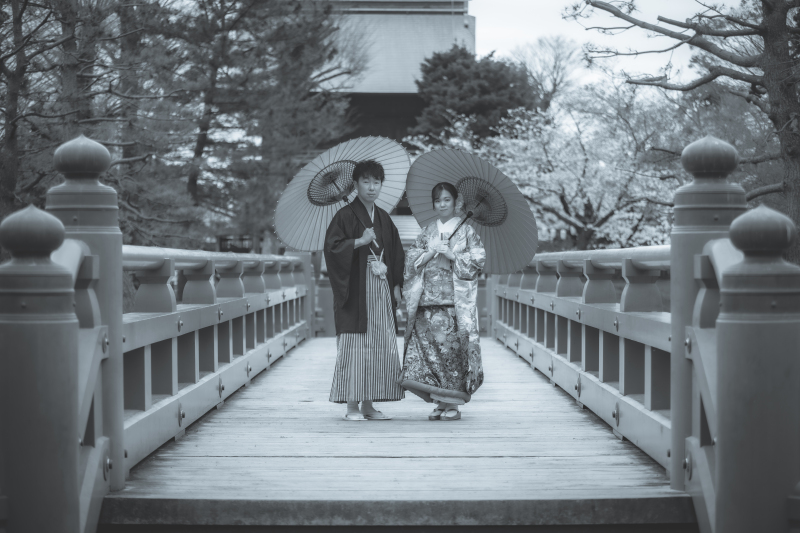 橋×和傘をモノクロでかっこよく