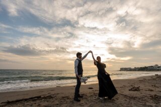 夕焼けビーチでドラマチックに！個性を楽しむシックな前撮り