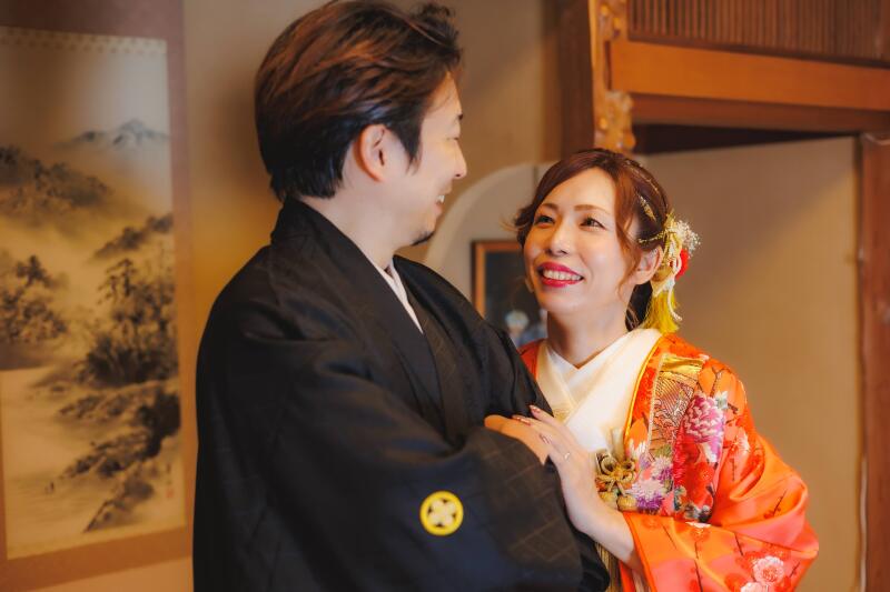 寄り添い合うお二人の新郎越しのカット