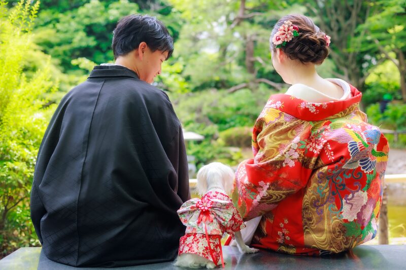 愛犬と並ぶ後ろ姿