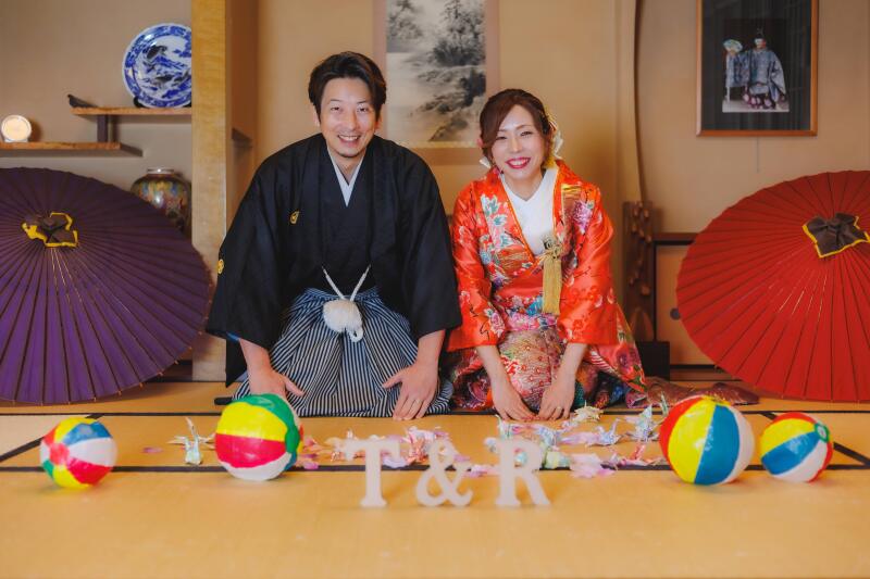 定番の正座ポーズを持込小物で華やかに