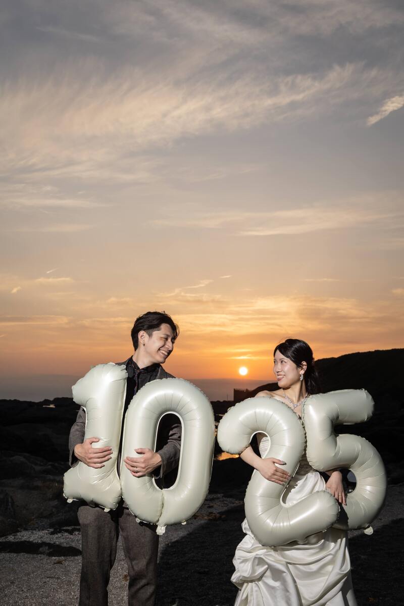 挙式日の日付のパルーンを持って