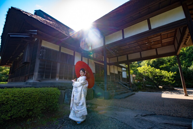 和風建築×白無垢×赤い和傘が素敵
