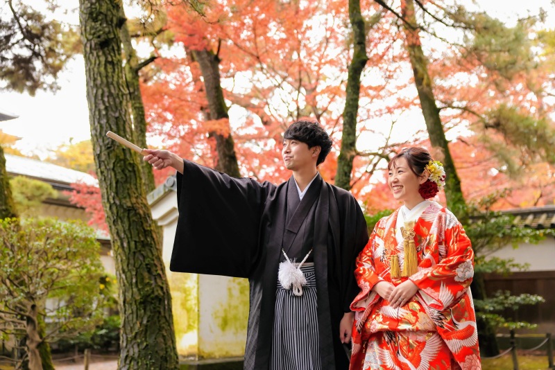 紅葉鮮やかな日本庭園「三渓園」にて赤い色打掛を着て