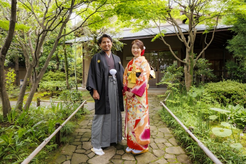 庭園前で迎える記念写真
