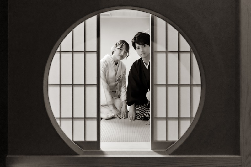 趣ある円窓の向こうに