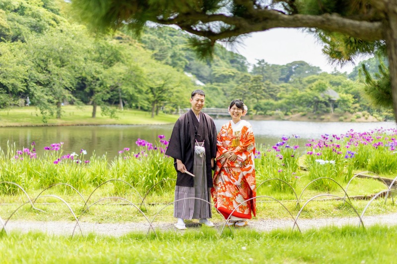 赤い色打掛に誓う、日本庭園の静かな愛
