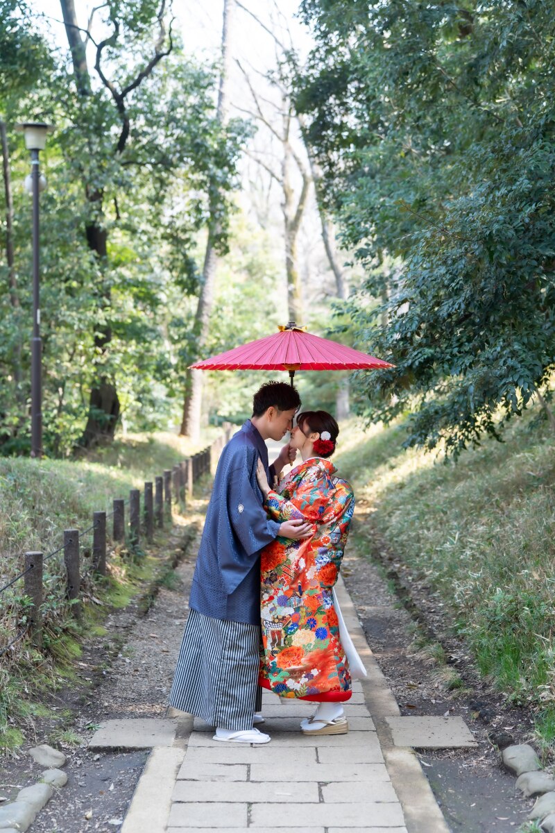 傘の下で見つめ合う幸せ