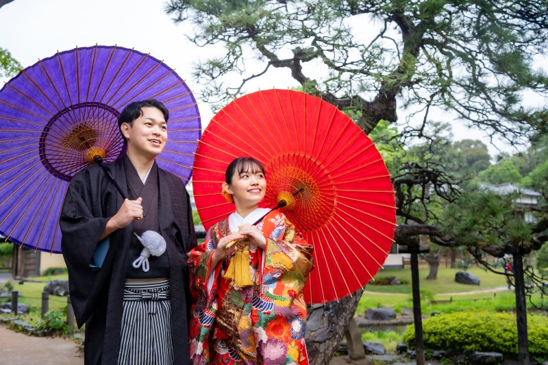 鮮やかな番傘が彩る、庭園での前撮り