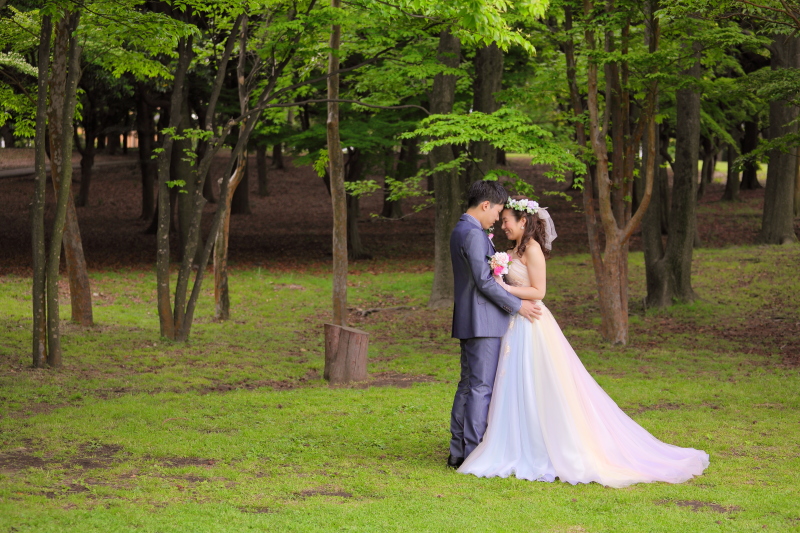 鮮やかな新緑をバックに