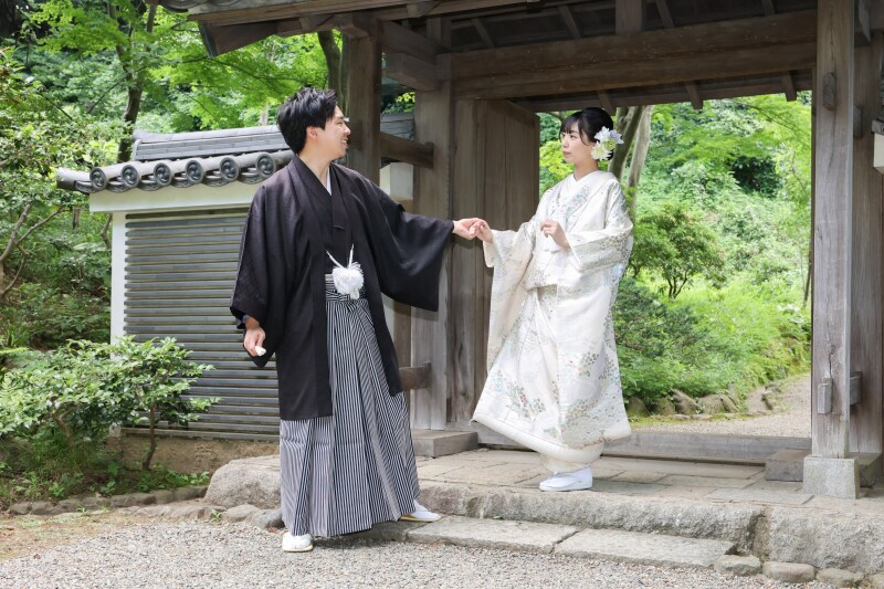 ふたりで手を取り歩き出す