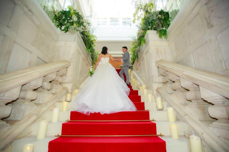 チャペルへ続く赤階段で運命の一歩