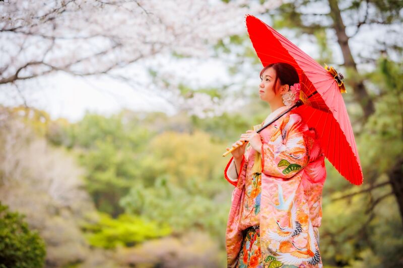 桜を眺めるご新婦のソロカット