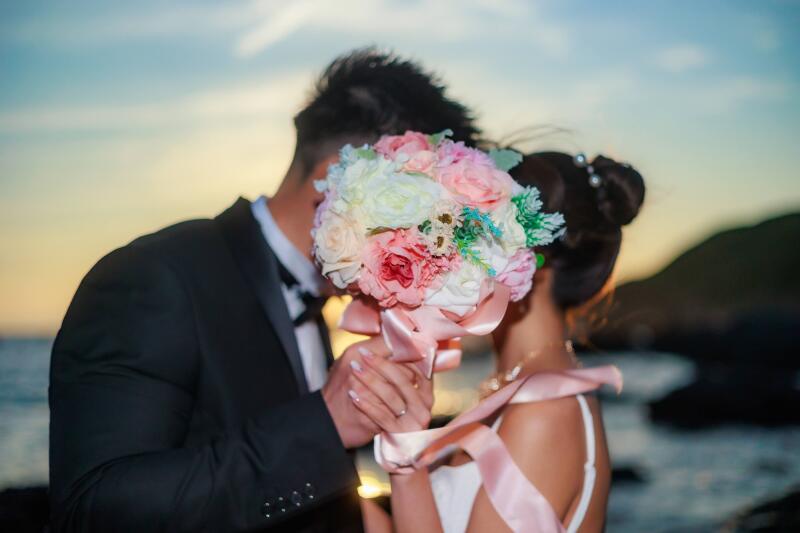 ブーケ越しに寄り添うキス