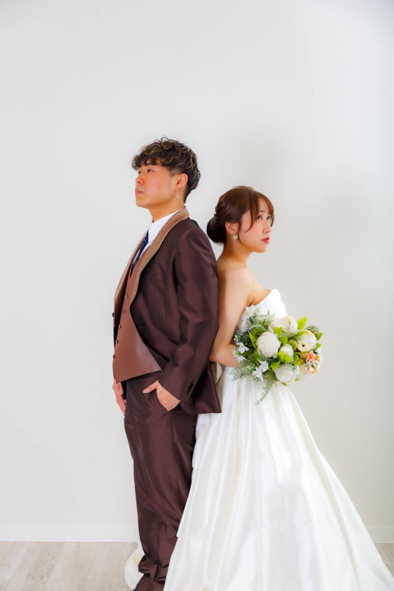 背中合わせでクールなポージングの1カット