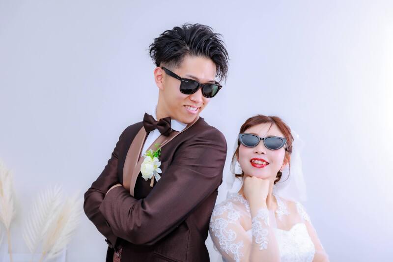 洋装に着替えてシンプルなスタジオ撮影開始