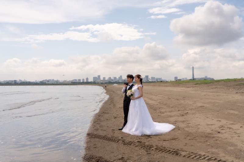 葛西海浜公園の海辺に佇む二人