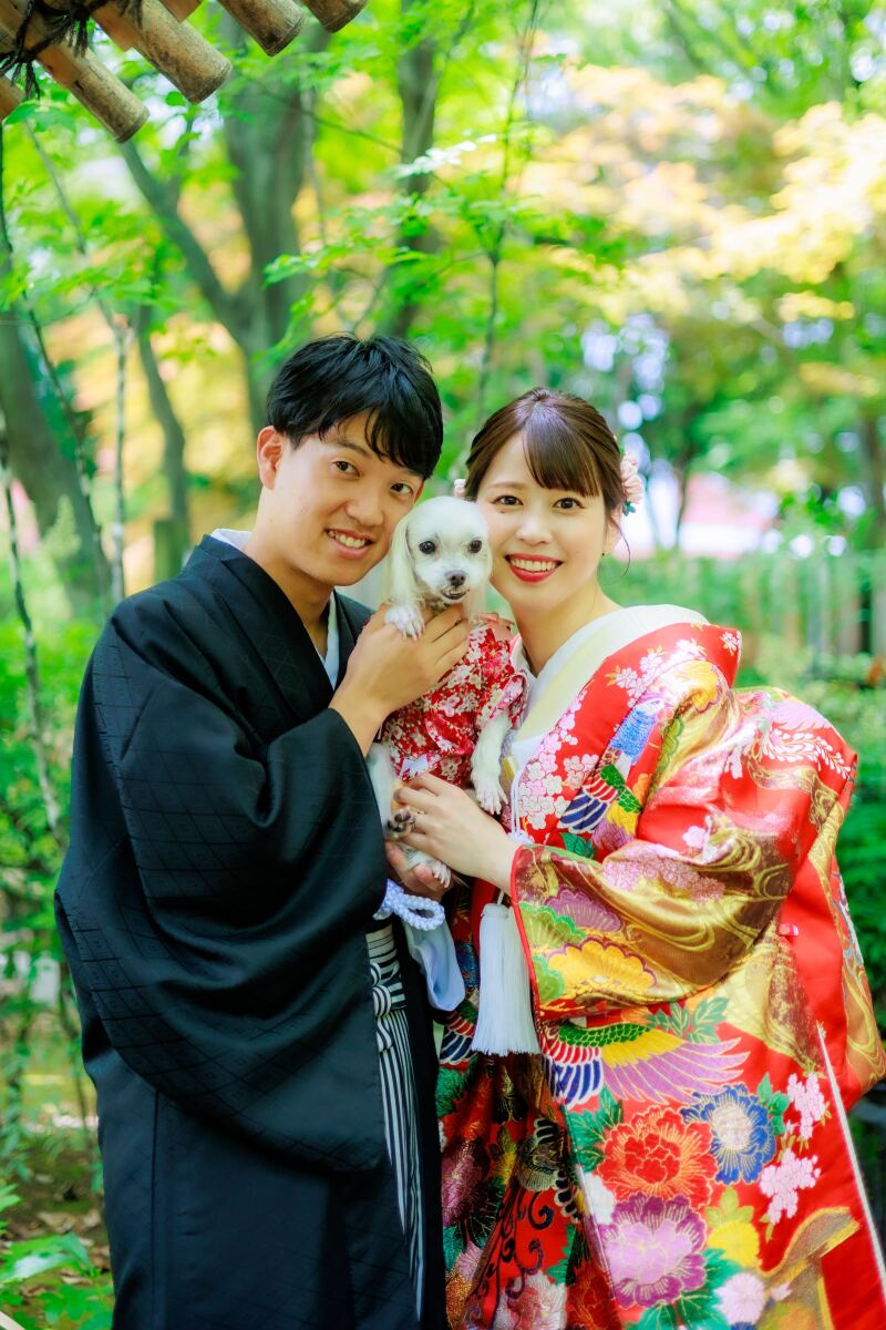 愛犬を囲んで笑顔で